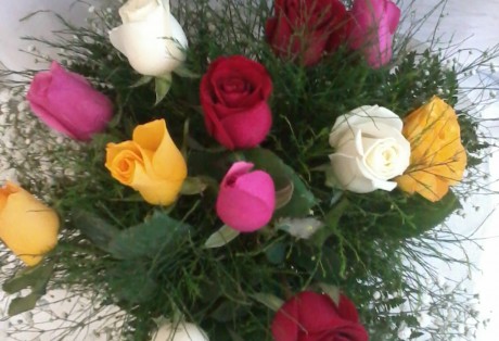 Buque de rosas coloridas